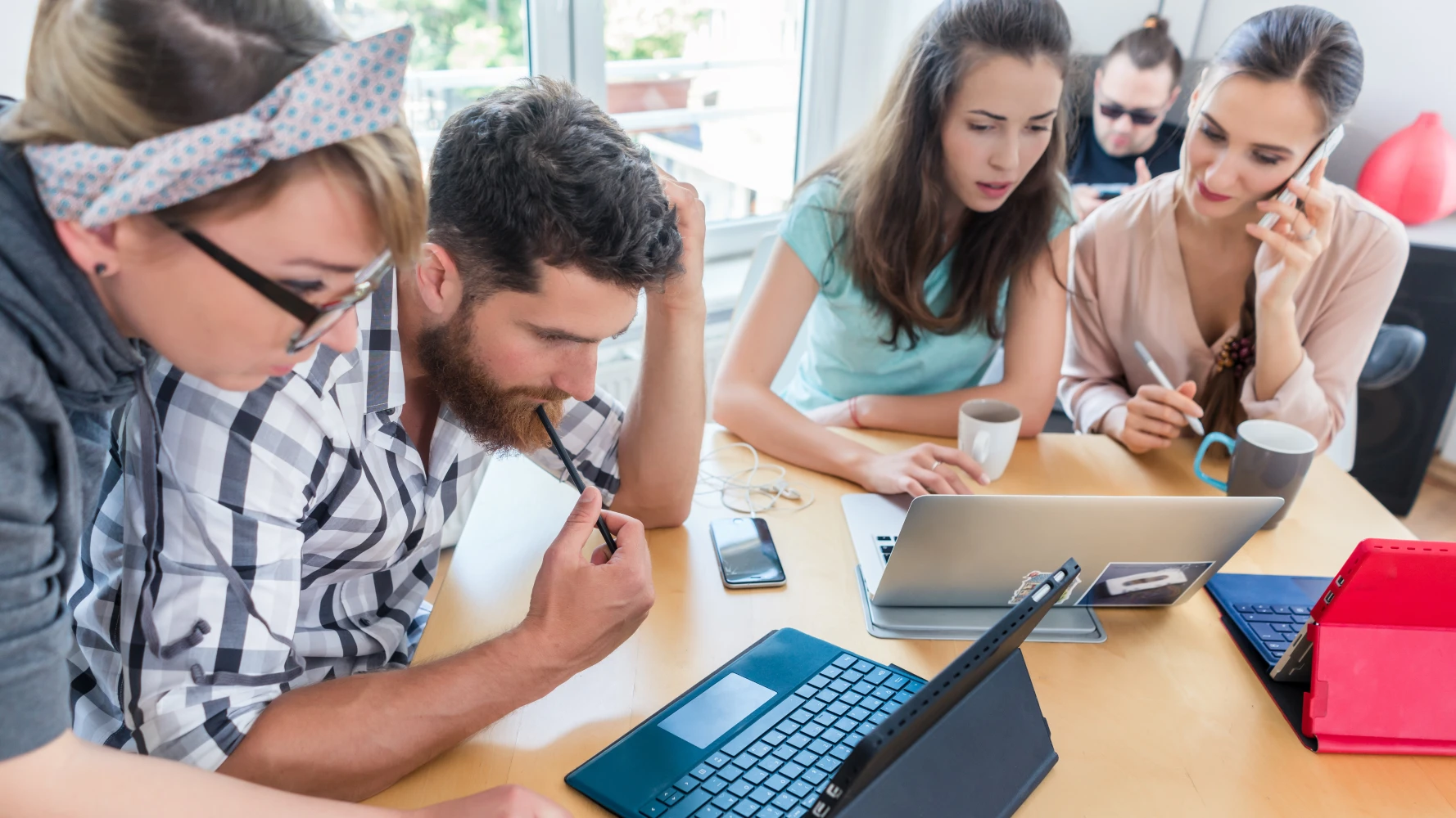 IT-Team arbeitet gemeinsam an einem Laptop