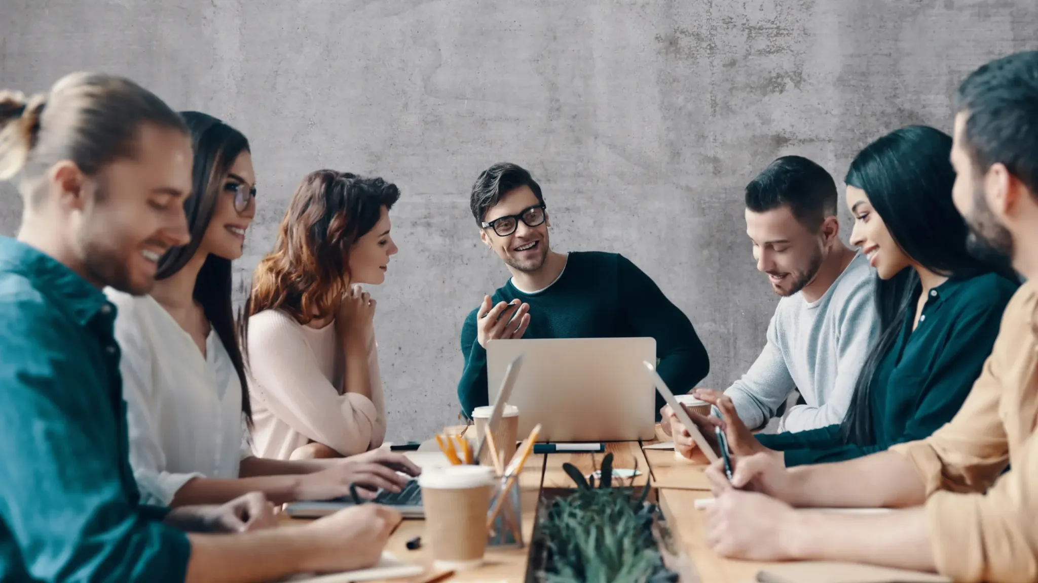 Modernes Büro mit arbeitenden Teams